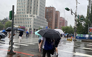 雨勢升級！全台16縣市大雨特報  雙北等5縣市達豪雨等級