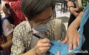 人氣不輸陳時中！張上淳也開起簽名會 錢包、衣服樣樣來