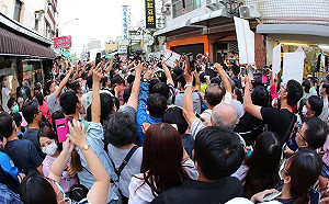 寸步難行！陳時中走訪國華街 人潮爆滿沒走完就取消