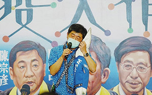 濃濃台南味！陳時中身穿黑面琵鷺花襯衫＋虱目魚背包