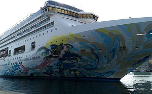 首艘復航郵輪「探索夢號」駛進基隆港！538人至防疫旅館檢疫14天