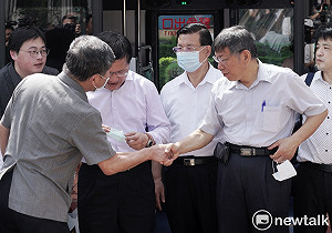 同台互動不多尷尬？陳時中、柯文哲同聲喊「不會啦！」