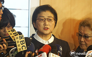 許崑源靈堂外比讚 雷倩致歉：自我鼓勵的照片