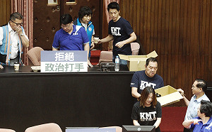 藍夜宿議場持續佔主席台  戰線拉到星期五「藍綠勢必一戰」