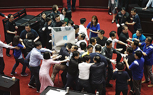 手伸口袋搶票林昶佐喊不舒服　陳玉珍:沒想兒女私情