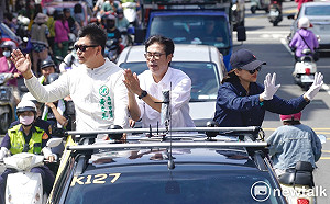 現場直擊》陳其邁掃街謝票 有人熱情相迎有人喝倒彩