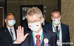 王毅要韋德齊「付出代價」 民進黨：粗暴恐嚇霸凌外交