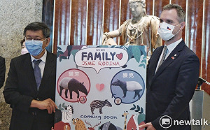 柯文哲、賀吉普相見歡 北市贈10萬片口罩給布拉格