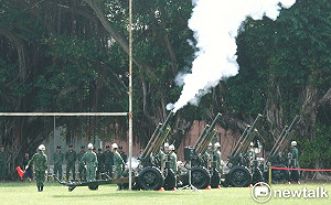 李登輝追思告別禮拜預演 吸引不少學生於教學大樓圍觀