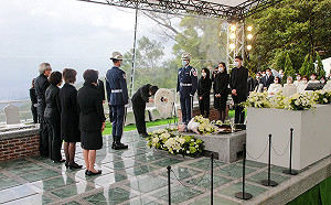 李登輝長眠五指山 儀式哀戚崇榮 牧師提骨灰撒玉山遺願