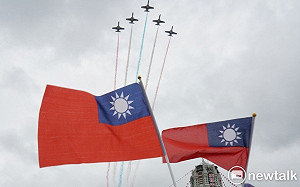 國慶大典F-16V噴射彩煙衝場 雷虎小組展現飛行戰技劃完美句點