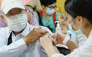武漢肺炎》可以先打AZ後打莫德納嗎?感染科醫生這樣說