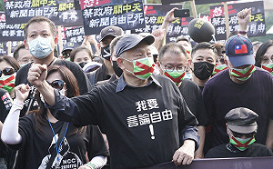 財團老闆蔡衍明走上街頭加入秋鬥 高喊「無敵鐵金剛，站在正義一方」