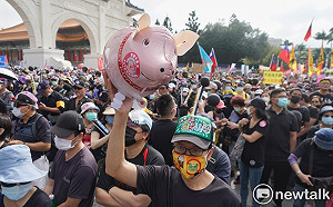 蔡衍明現身工運秋鬥 黃創夏：勞工連集會遊行的場子都被拿走了