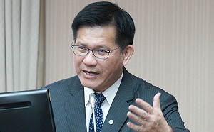 台鐵新制害列車長「趴地開車門」！林佳龍怒駁：非一般狀況