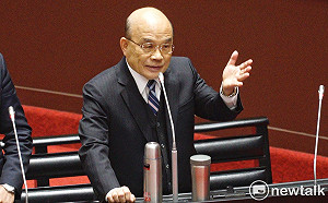 藍委當面問倒閣 蘇貞昌尷尬給微笑