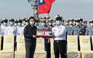 國防預算說重話後  蔡英文登拉法葉艦：持續打造更加精良艦艇