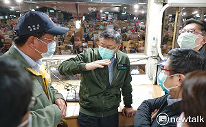 起早市場拜年  柯文哲:再撐半年 疫情應會過去