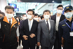 台帛旅遊泡泡首發戒慎恐懼！林佳龍：務必配合「團進團出」