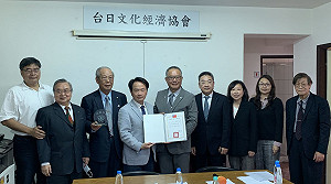 台日文化經濟協會贈我國史館史料 國史館長：感謝為國存史