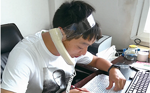 有必要嗎? 男子膠帶綁聽筒通知打疫苗 網友質疑作秀 當事人回應了