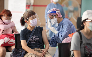 基隆國小教職員開打疫苗 林右昌:疫情趨穩 研擬逐步恢復正常生活