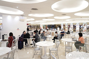 視察百貨美食街內用防疫狀況 柯文哲:初期要小心 盼人流慢慢回升