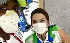 要比跨欄發現人家都在划船！牙買加選手走錯賽場 美女志工「神救援」幫他奪金牌