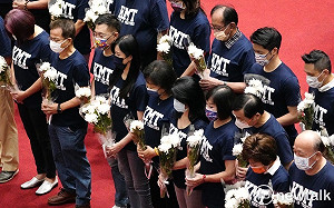 全體藍委手持白菊花 為疫情喪生國人默哀