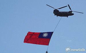 圖輯》「史上最大」國旗飛越總統府  國軍戰力震撼畫面曝