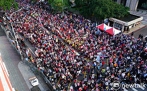 「戰鬥藍」擠爆濟南路 趙少康:人數最多時破萬