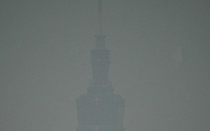 中國霾害明晚隨東北季風來襲!環保署:西半部達紅色警示