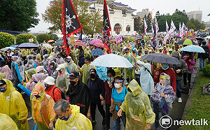 國民黨「四個同意」大遊行 逾2.5萬人不畏風雨上街力挺