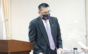 徐國勇腳扭傷腫起 笑稱「投票用手不用腳」