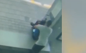 驚悚! 美國一男子在公車站竟試圖用鞋帶勒死一女子