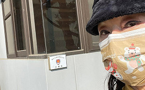 太誇張！ 周玉蔻到顏寬恒總部簽名 網友讚：蔻蔻姐太猛了