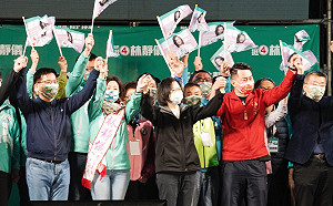 中二補選》選前之夜依約到場 蔡英文：外地的快回來投票