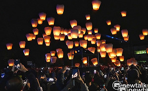 良影一二》2022平溪天燈節登場 數千民眾冒雨參與 天燈冉冉升起璀璨動人
