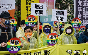 傷心情人節！伴侶盟至政院綁黃絲帶盼促跨國伴侶「團聚」