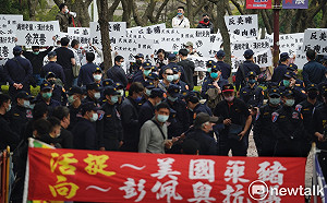 蓬佩奧將演講 場外團體聚集抗議「反美豬」