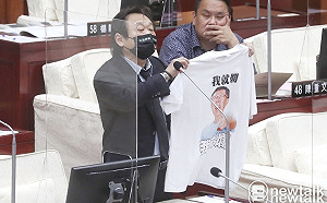 痛罵柯文哲市政擺爛 王世堅贈「我就爛」T恤還多送一件：讓你換洗