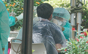 吳宗憲捐11萬劑快篩「民眾不能自用」！食藥署：可捐給社區篩檢站