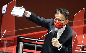 揭防疫保單之亂真相 賴士葆曝數據：產險公司根本不會倒！