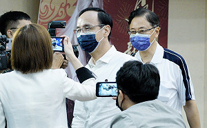 錯錯錯，連7錯！他盤點徵召張善政後「步步錯」 批泣不成聲、搞得好亂