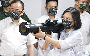 蔡英文實扛國造武器模擬操作 肯定官兵戮力戰備整備的辛勞