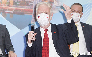 歐舒斯基感性表示「我是台灣人」 台灣駐斯代表處應掛國旗