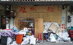 現場直擊》桃機第三跑道安遷戶遭棄置垃圾影響點交 居民盼民航局同理心把關
