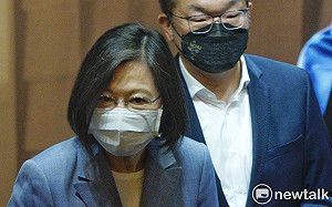 蔡英文：每天最具挑戰就是唸稿不吃螺絲 接著就誤稱蔡其昌「行政院副院長」