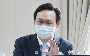 又一閣員確診！居隔中的僑委會委員長童振源今快篩陽性