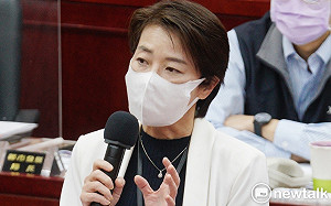 陳時中拿「以民為先」題字陳情民眾卻遭架離 黃珊珊：應儘量傾聽為何抗議